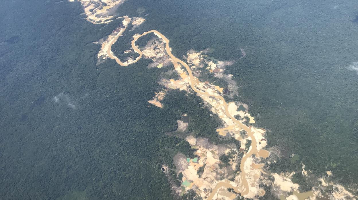 Foto aérea del daño ambiental que ha ocasionado el proyecto del Arco Minero en Venezuela, específicamente en el Río Cuyunía