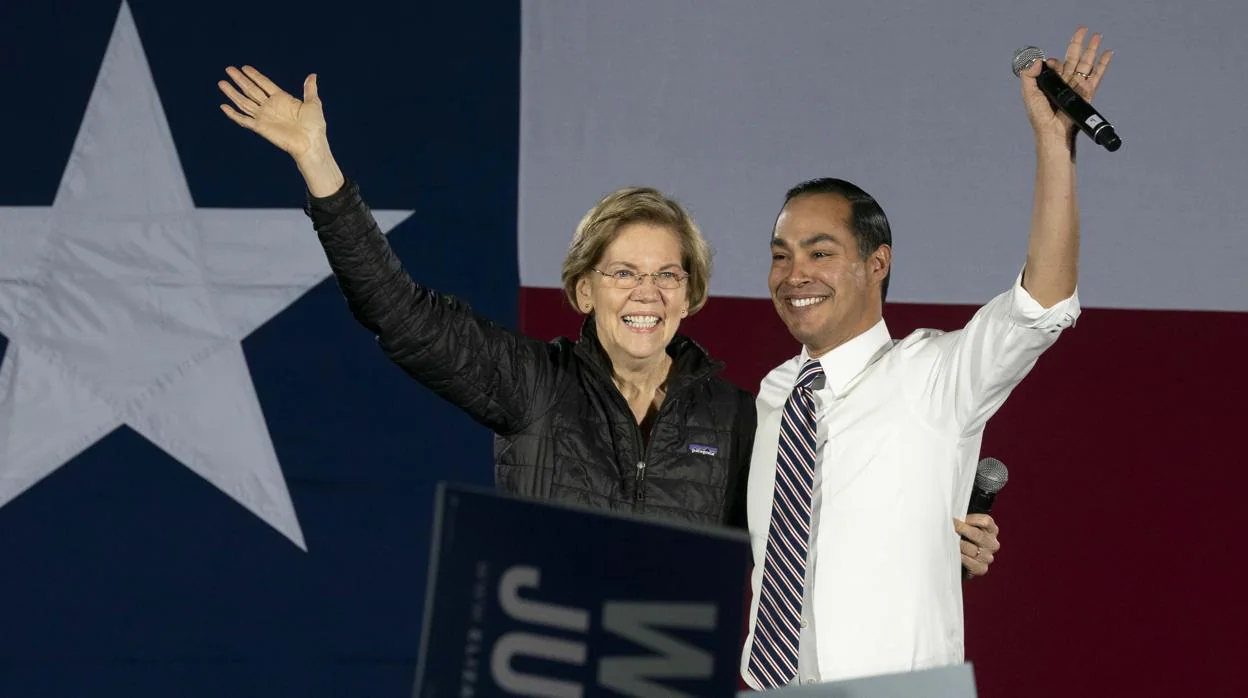 La senadora por Massachusetts Elizabeth Warren, con Julián Castro, uno de los hispanos destacados del Partido Demócrata, en Texas durante las elecciones primarias para la candidatura presidencial de este año