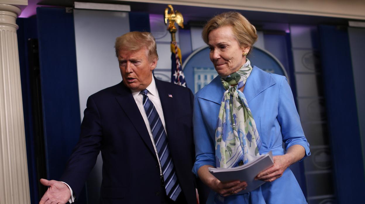 Trump con la coordinadora del coronavirus, Deborah Birx