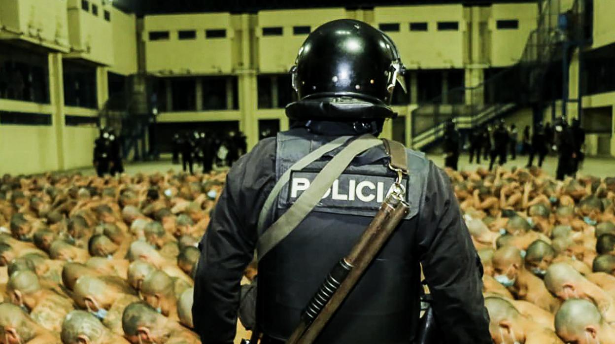 Un policía vigila a cientos de pandilleros en un penal de El Salvador