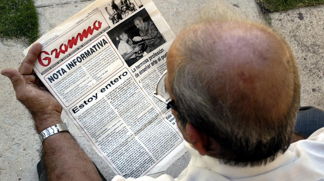 Un cubano lee el periódico estatal Granma