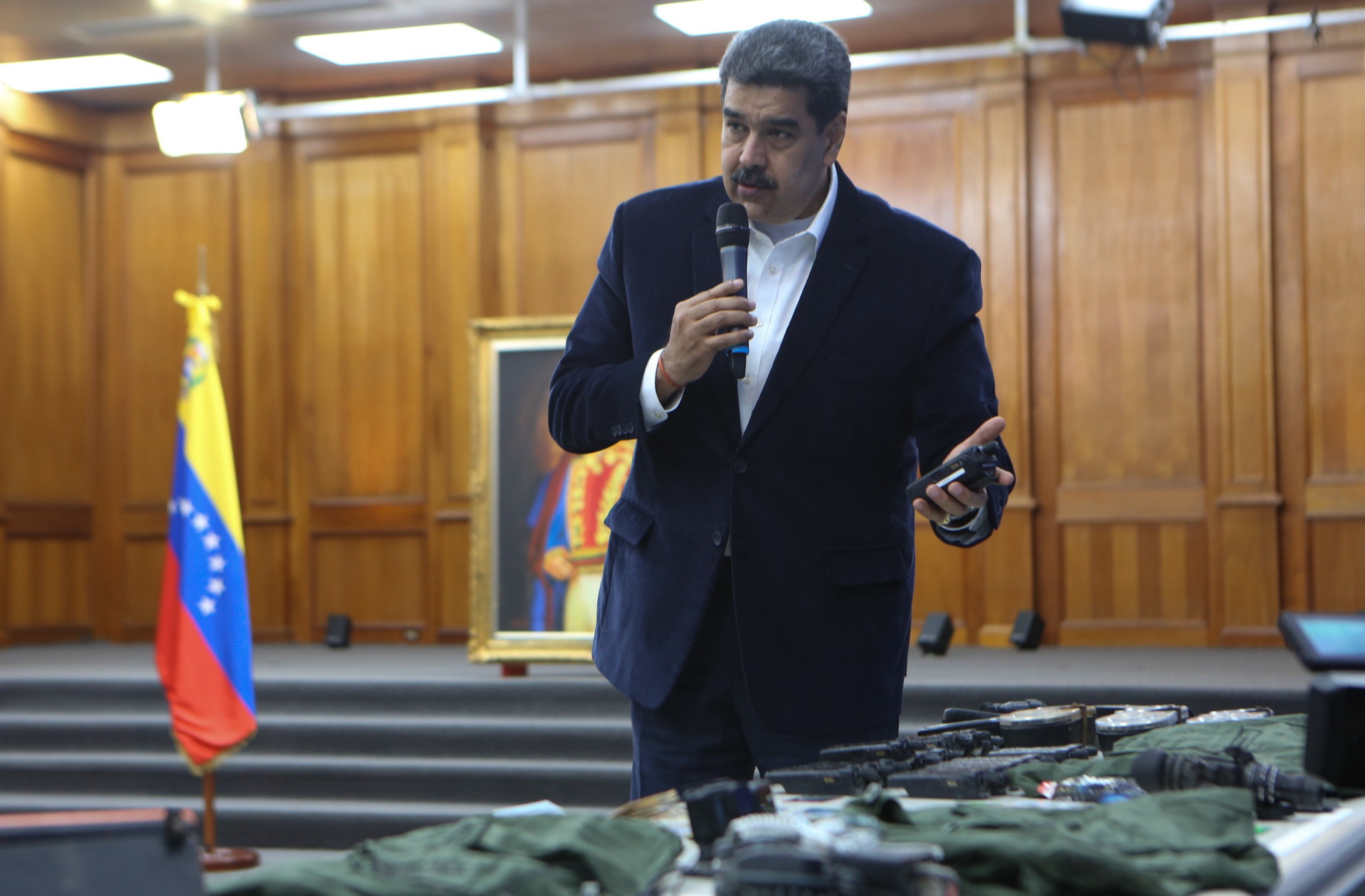Maduro muestra el material incautado a los militares que participaron en la Operación Gedeon