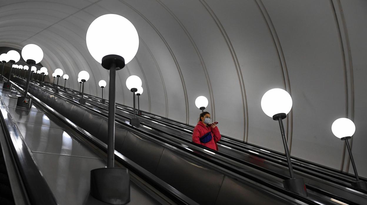 Una mujer en el metro de Moscú