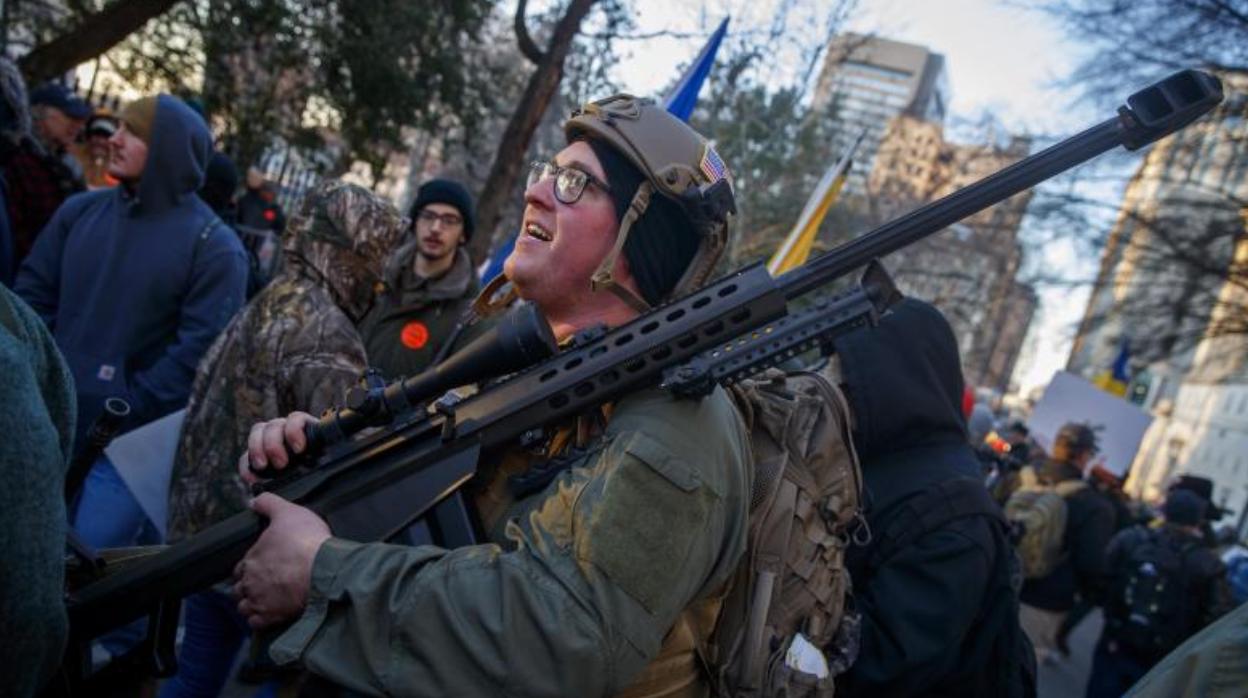 Partidarios de los derechos de las armas reunidos en una manifestación en Richmond, Virginia