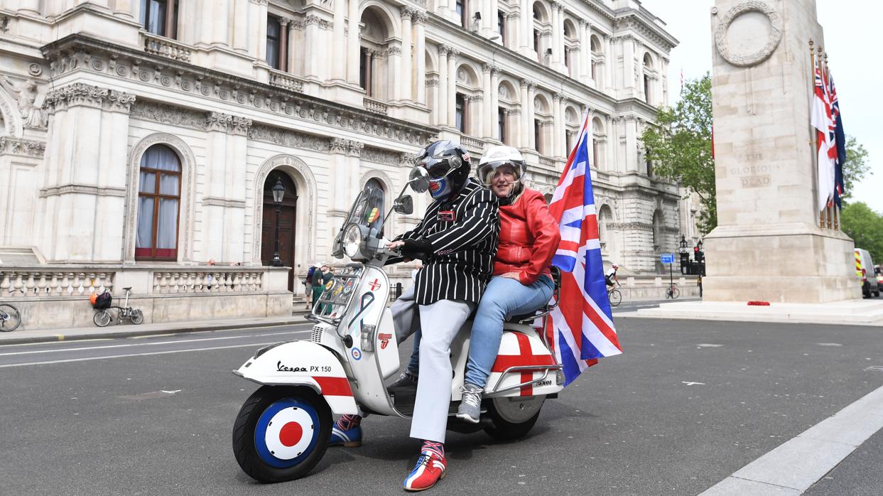 Las personas en un scooter se reúnen fuera del cenotafio en Londres