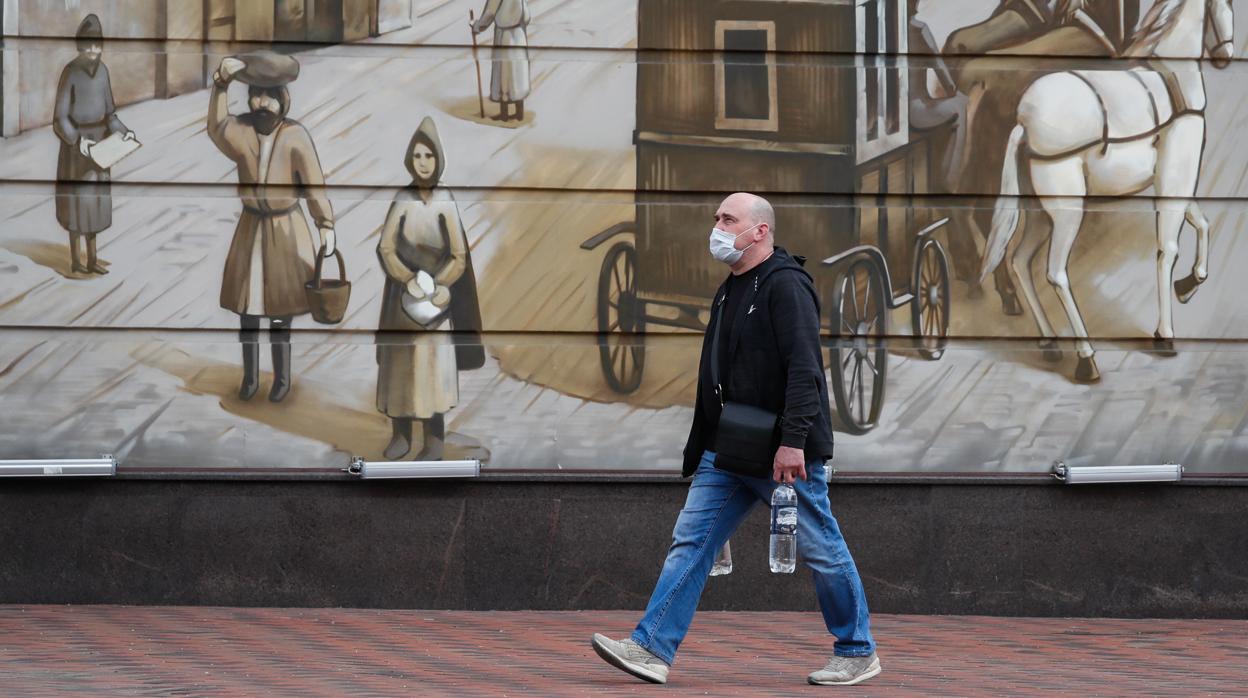 Un hombre camina con una mascarilla por Moscú