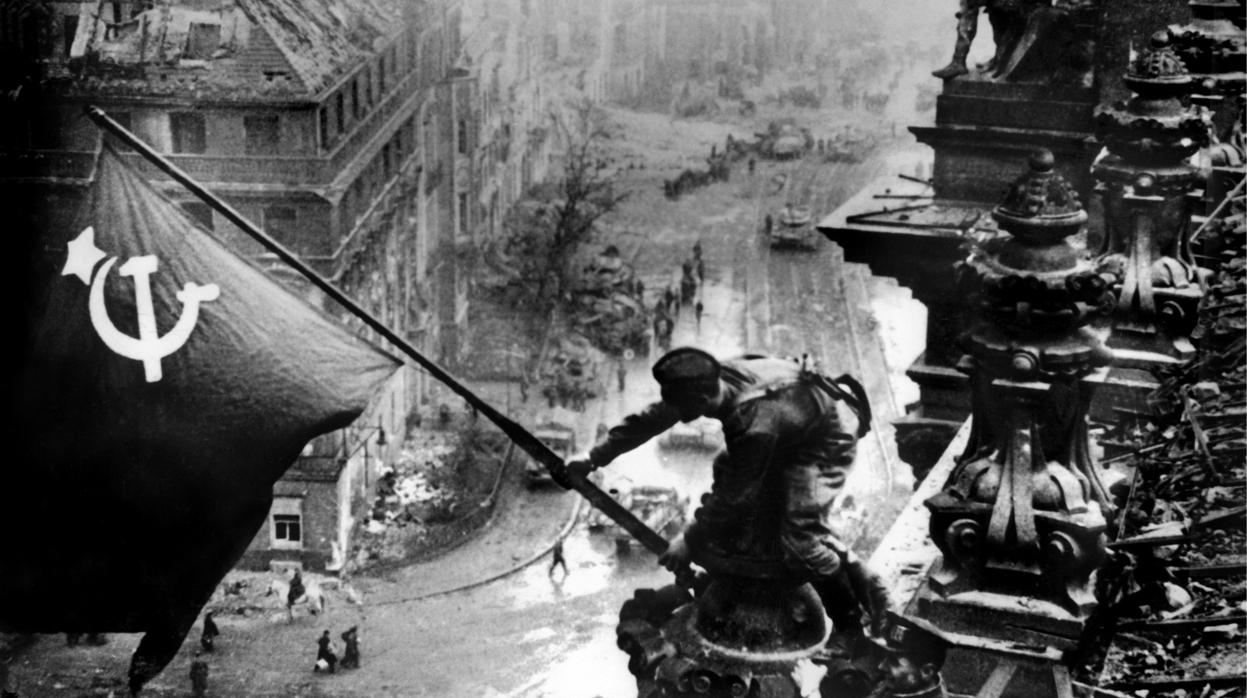 Un soldado soviético coloca la bandera de la URSS sobre el Reichtag en Berlín el 2 de mayo de 1945