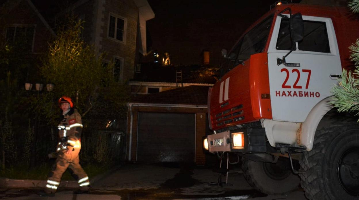 Un bombero, cerca de la residencia donde murieron nueve ancianos