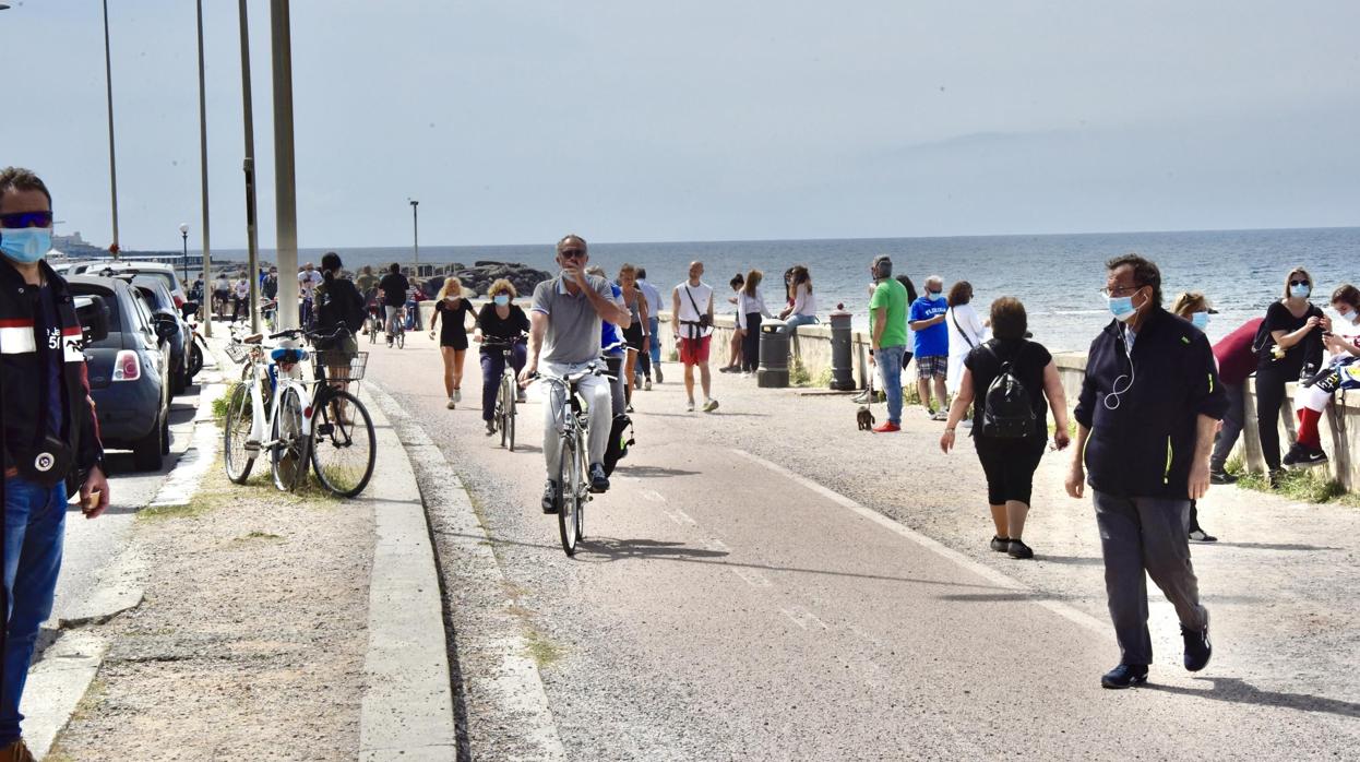 Decenas de personas disfrutan del buen tiempo junto al mar en Livorno