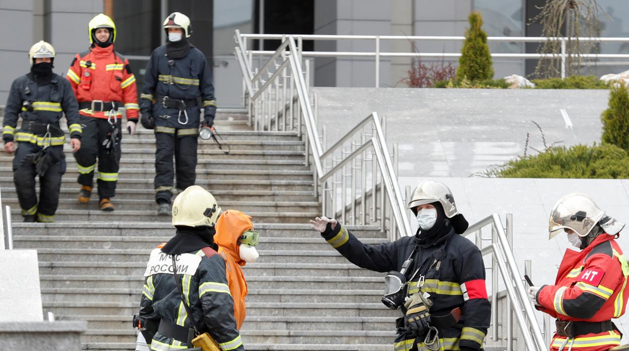 Un grupo de bomberos, frente al hospital donde se ha producido el incendio