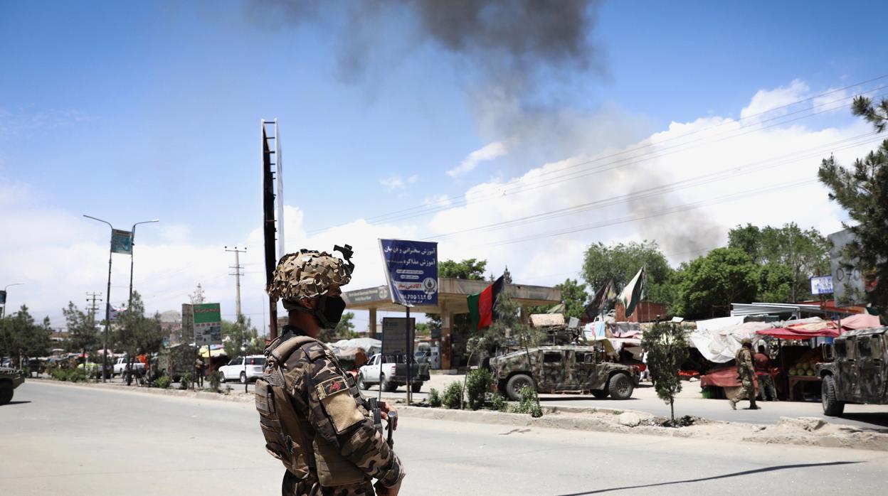 Un soldado vigila el martes el hospital de Kabul