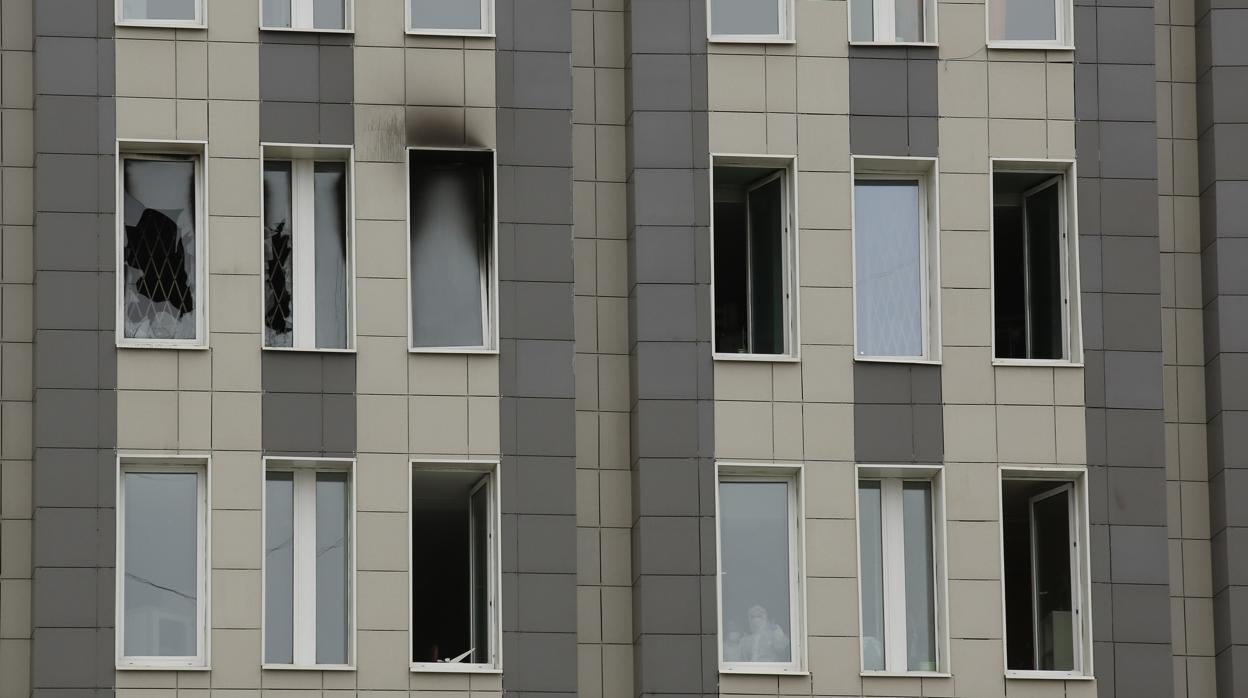 Estado en que quedó la fachada del hospital de San Petersburgo tras el incendio en la UCI