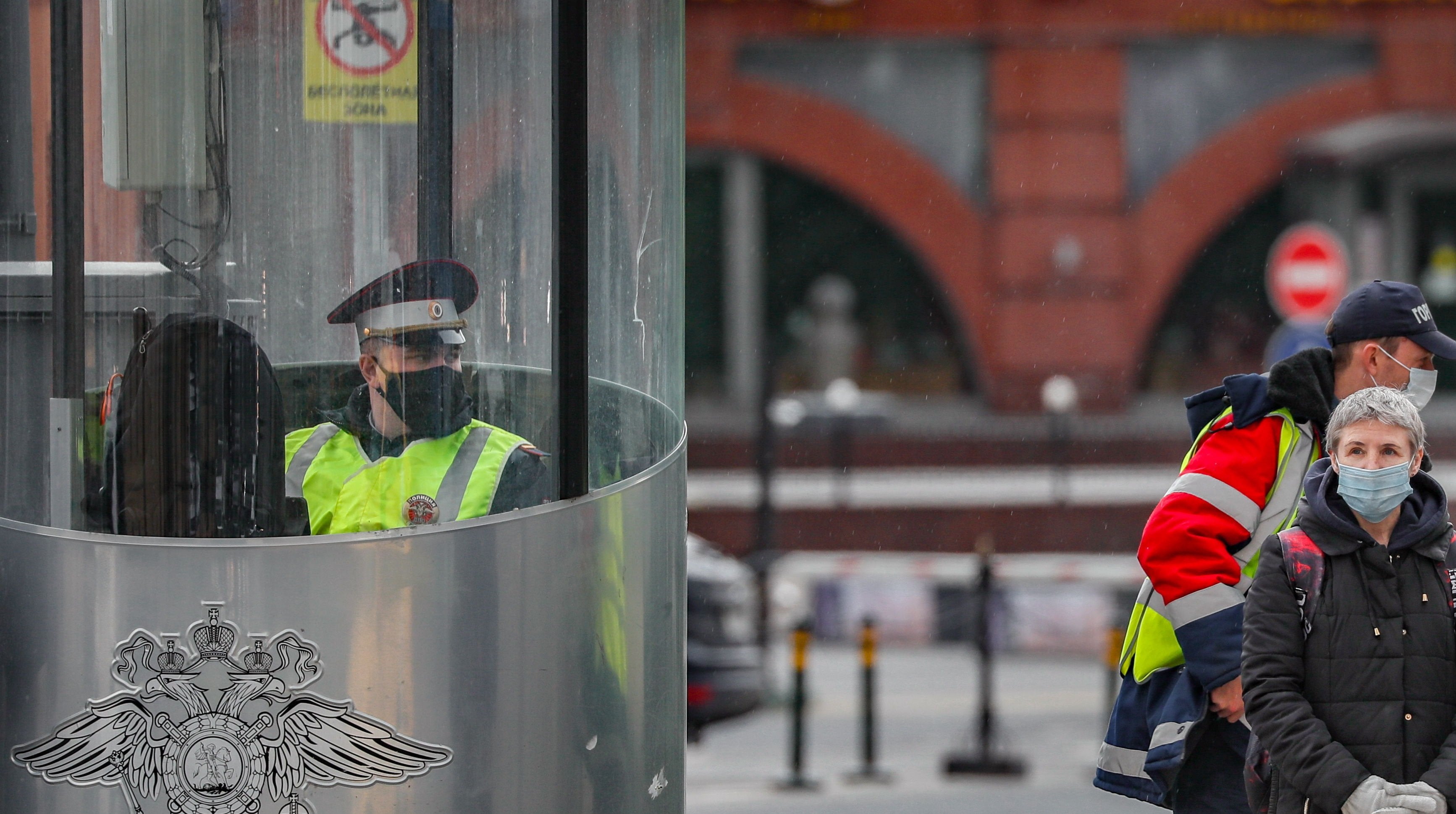 Ciudadanos rusos en la capital Moscú, usando mascarilla