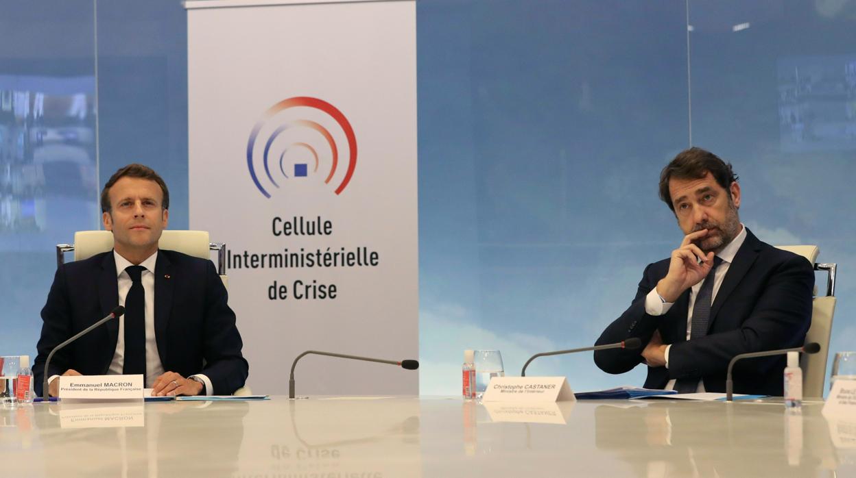 Emmanuel Macron, presidente francés, junto con Christophe Castaner, ministro del Interior en una videoconferencia esta semana