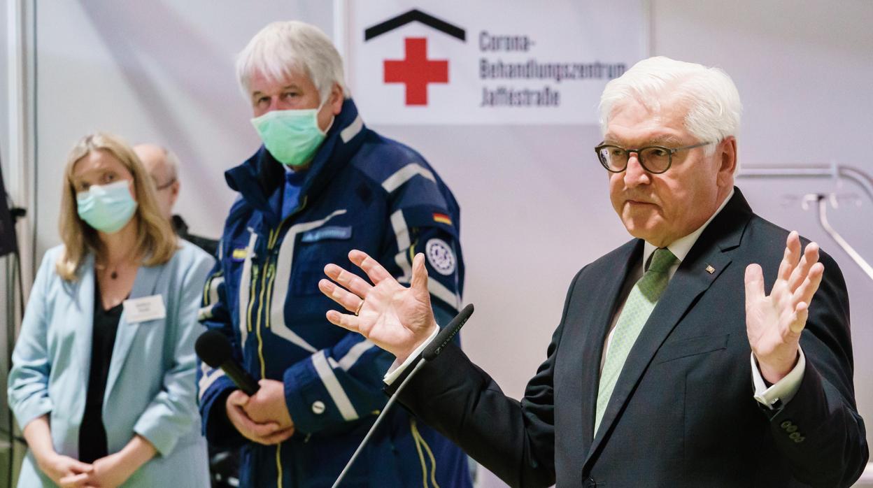 El presidente alemán, Steinmeier, habla en un centro de salud de Berlín