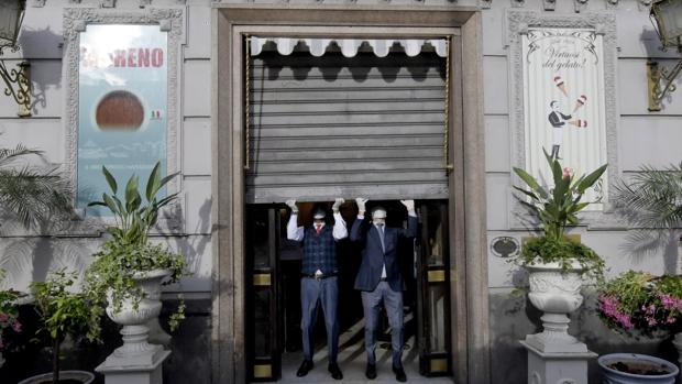 Italia acaba con la movida iniciada tras el confinamiento: multas de 3.000 euros y cierre de locales