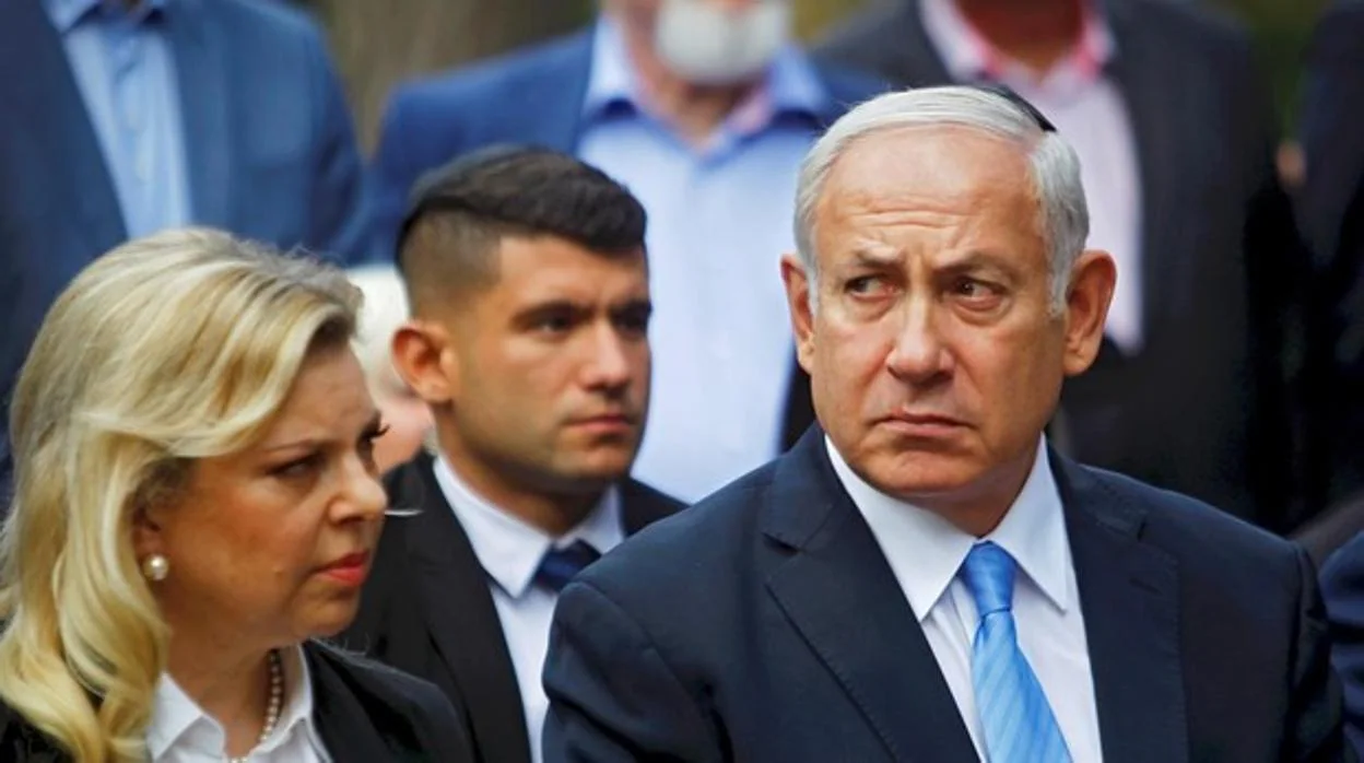 Netanyahu se sienta en el banquillo para defender su inocencia en tres casos de corrupción