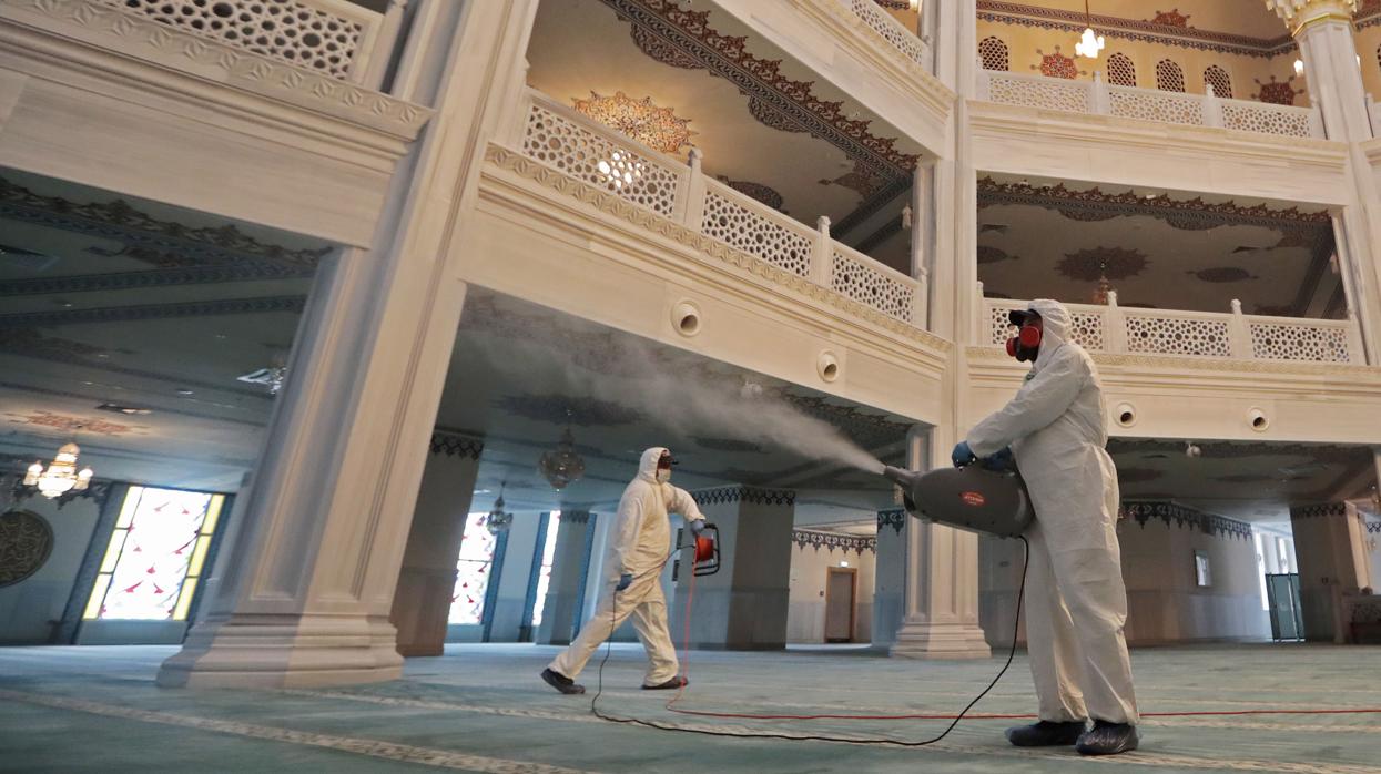 El servicio de anti epidemia ruso desinfecta la mezquita de la Catedral de Moscú