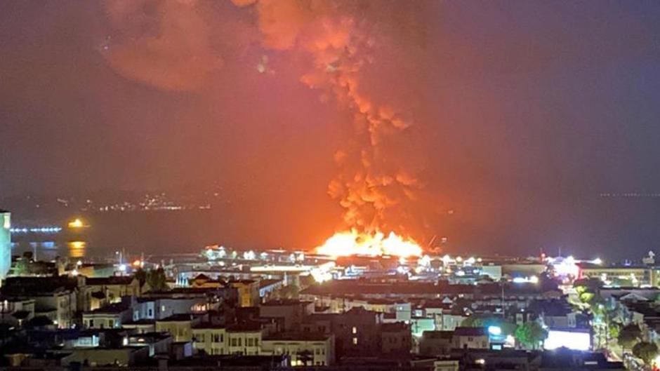 Un incendio devora parte del histórico muelle de Pescadores de San Francisco