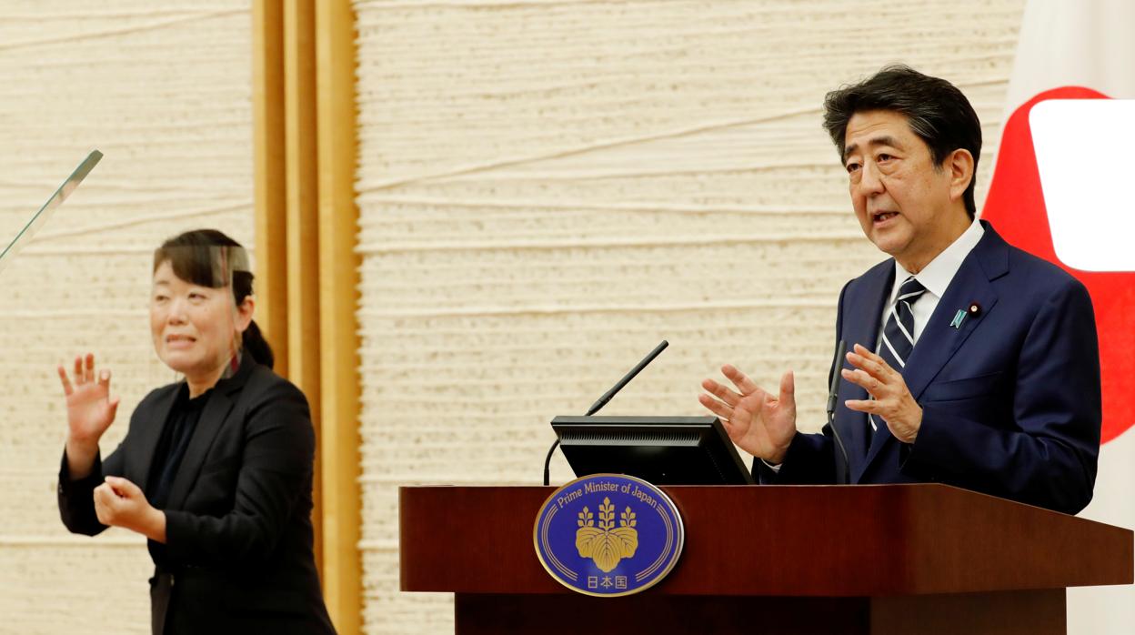 El primer ministro japonés, durante su anuncio