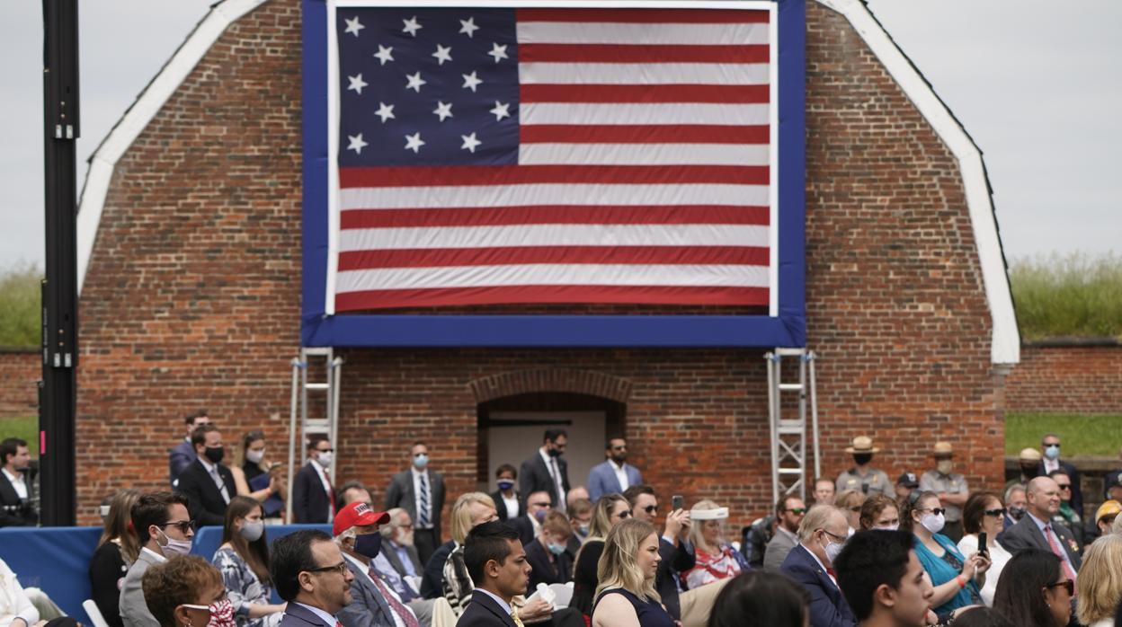 El público asiste al discurso de Donald Trump a los pies de una réplica de la bandera con quice barras y quince estrellas que inspiró a Francis Scott Key en 1814 la letra del actual himno de Estados Unidos
