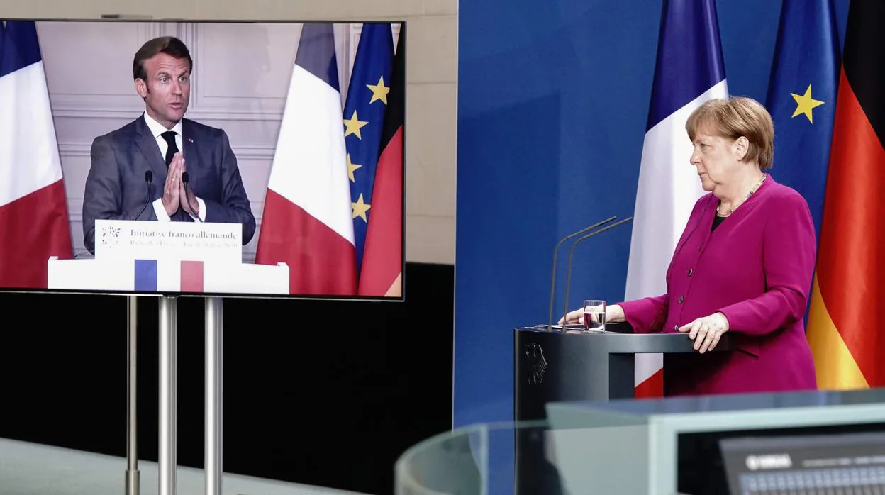 El presidente de Francia, Emmanuel Macron, junto a la canciller de Alemania, Angela Merkel