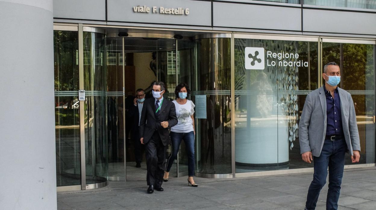 Attilio Fontana sale escoltado del Palacio de Lombardía, en Milán