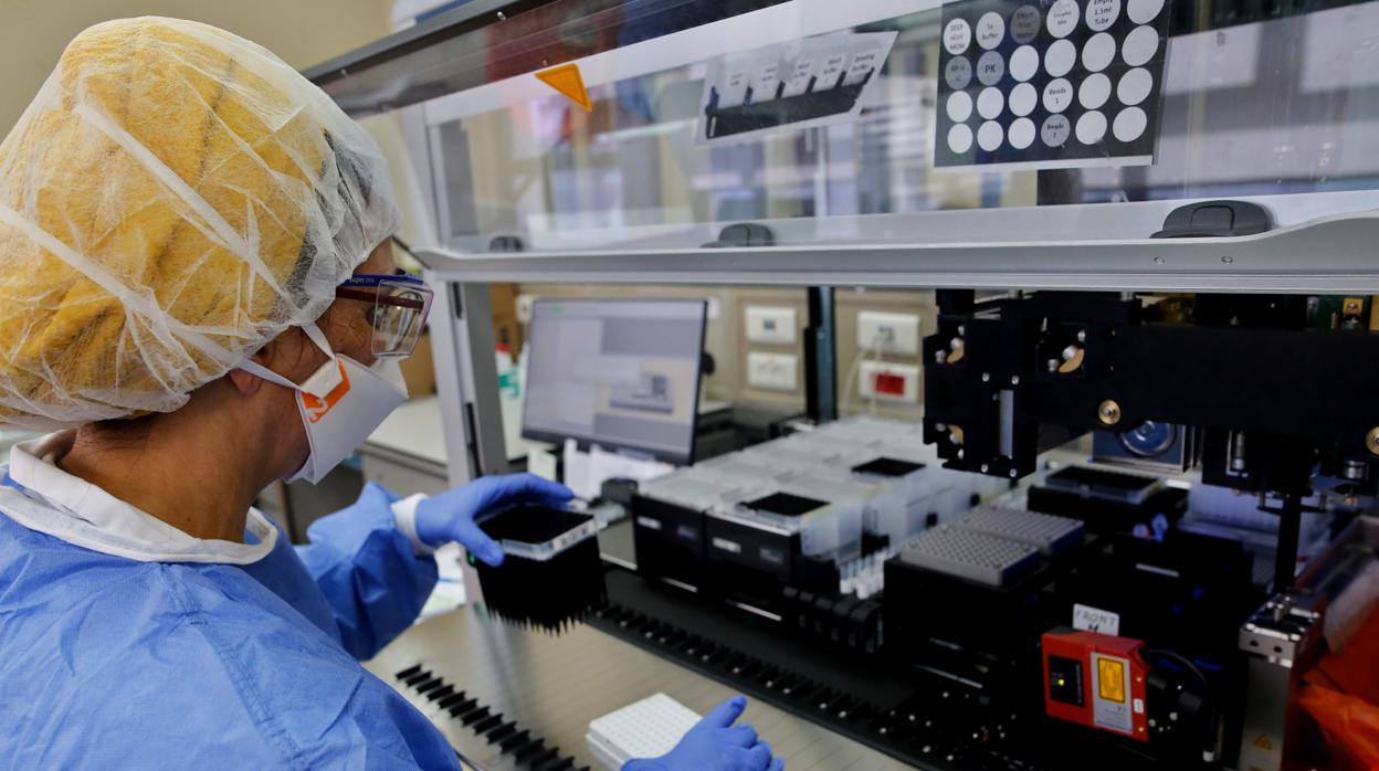 Fotografía de archivo de un sanitario procesando una muestras de test de un sospechoso de Covid-19 en Maccabi (Israel)