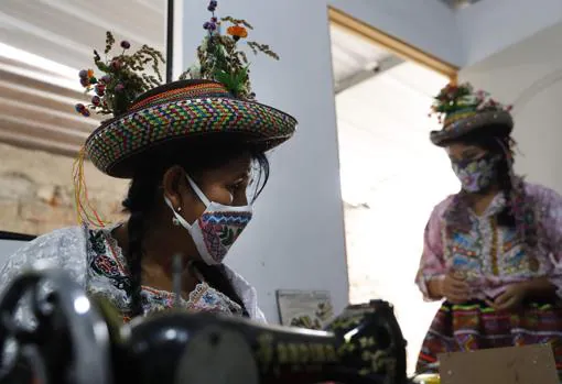 Dos mujeres dedicadas a la artesanía, sin clientes por el Covid-19, han reconvertido su taller para hacer mascarillas