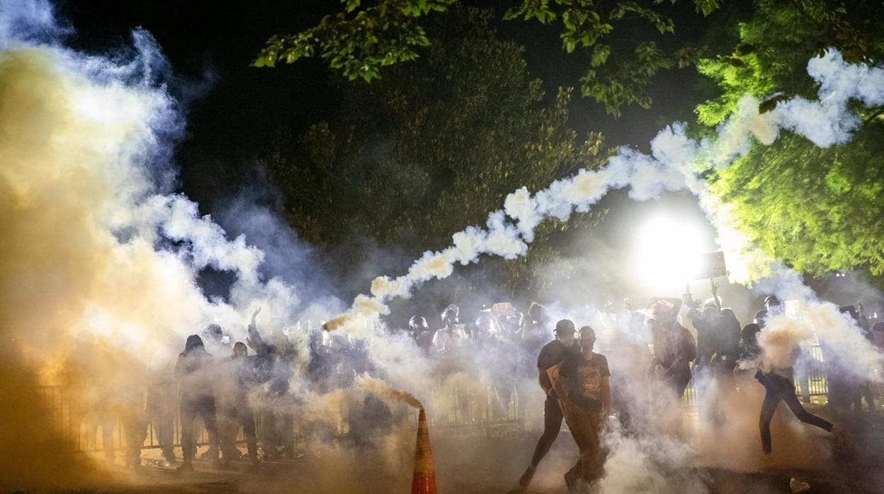 Policía y manifestantes, envueltos en gas lacrimógeno, en las cercanía de la Casa Blanca