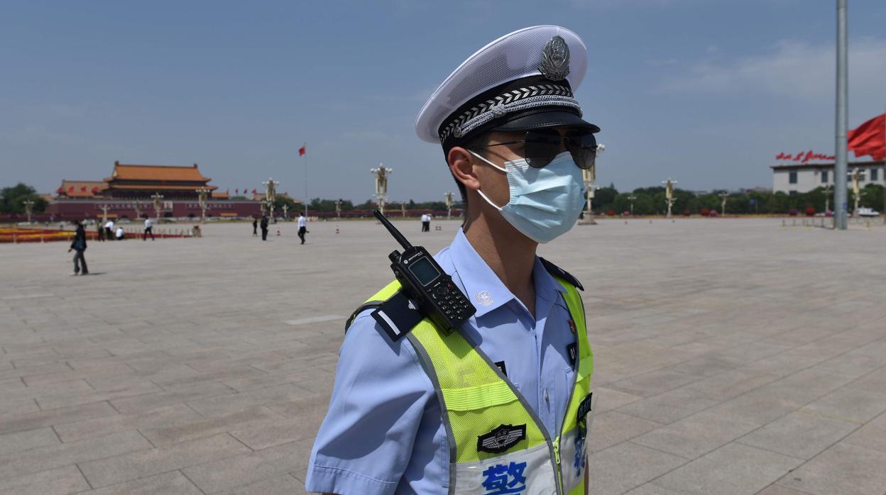 Un policía vigila la plaza de Tiananmen