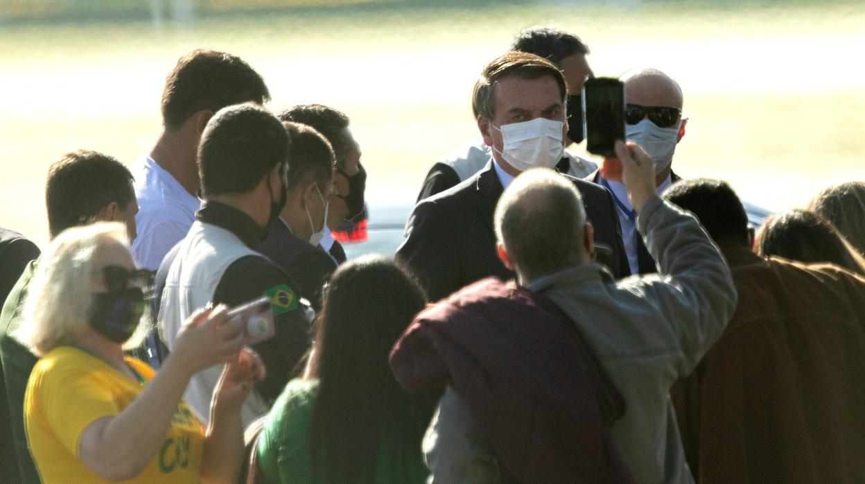 El presidente de Brasil, Jair Bolsonaro, recibe a sus partidarios este lunes, en el Palacio do Alvorada, en Brasilia