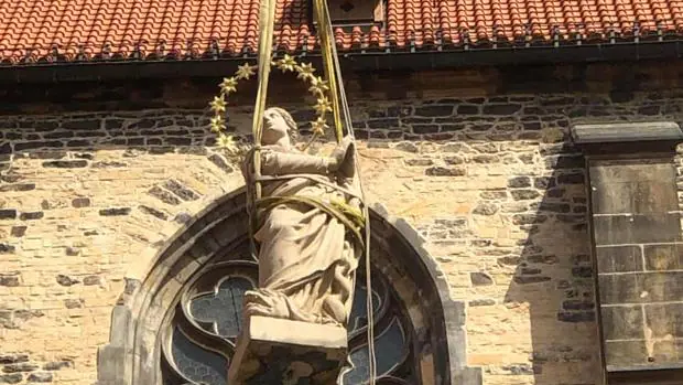 Praga recupera una estatua de la Virgen destruida en 1918, cuando se creó Checoslovaquia