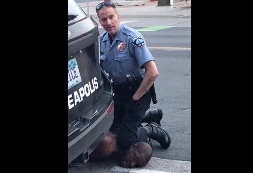 Imagen del vídeo en el que se ve a un agonizante George Floyd bajo la rodilla del agente Derek Chauvin en Mineápolis