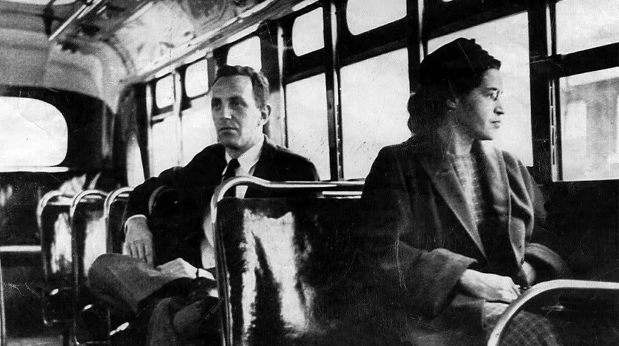 Rosa Parks desafío a la sociedad racista del sur de EE.UU. al no ceder su asiento en un autobús en 1955