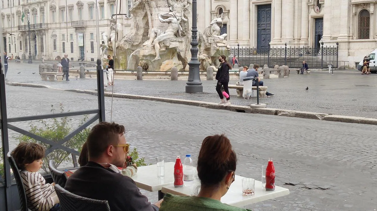 Un grupo de personas come algo en el restaurante Camillo de la Plaza Navona de Roma