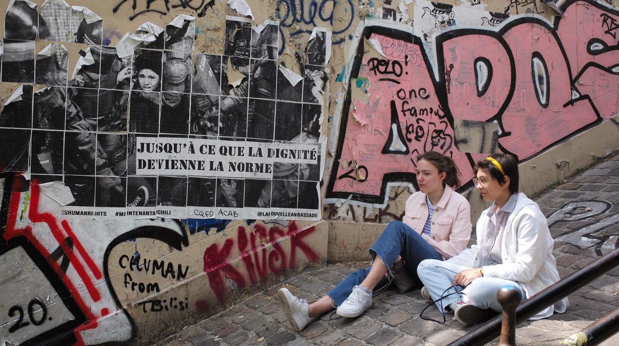 Dos chicas conversan en las escales de Montmartre, en París