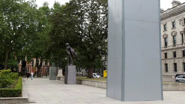 Cubren con tablones las estatuas de Churchill, Mandela o Gandhi en Londres para que no sean vandalizadas