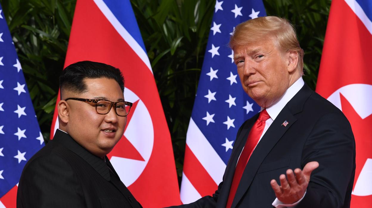 El dictador de Corea del Norte, Kim Jong-un,y el presidente de EE.UU., Donald Trump, en Singapur en 2018