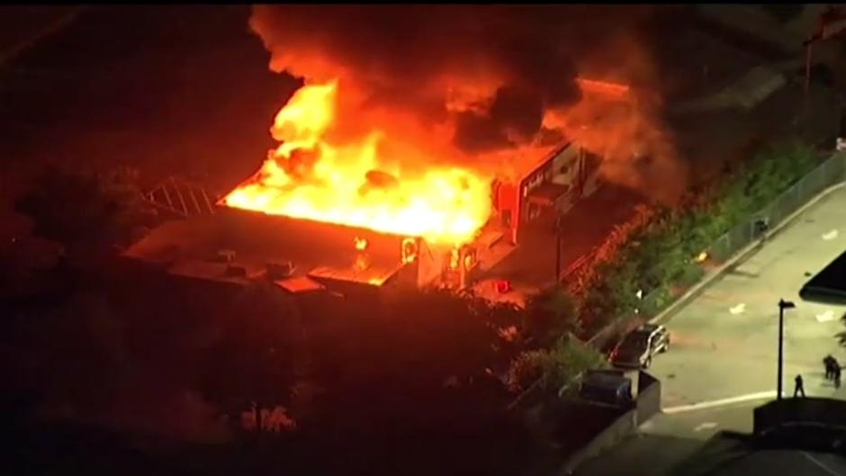 Manifestantes prenden fuego a un restaurante en Atlanta tras la muerte de Rayshard Brooks