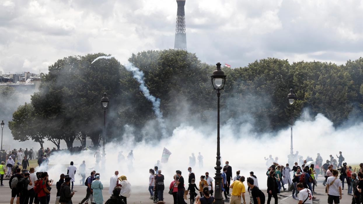 Protesta de un grupo de médicos en un hospital de París