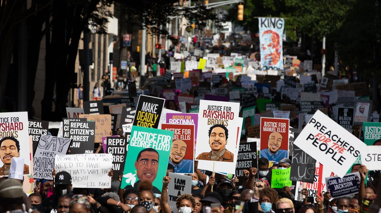 Protesta ayer en Atlanta por la última muerte de un ciudadano negro