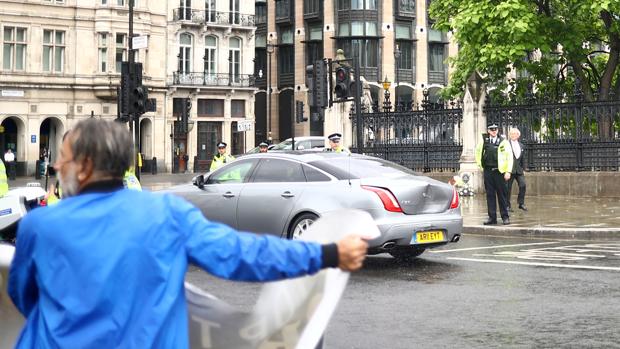 Un manifestante provoca una colisión entre coches de la comitiva de Boris Johnson