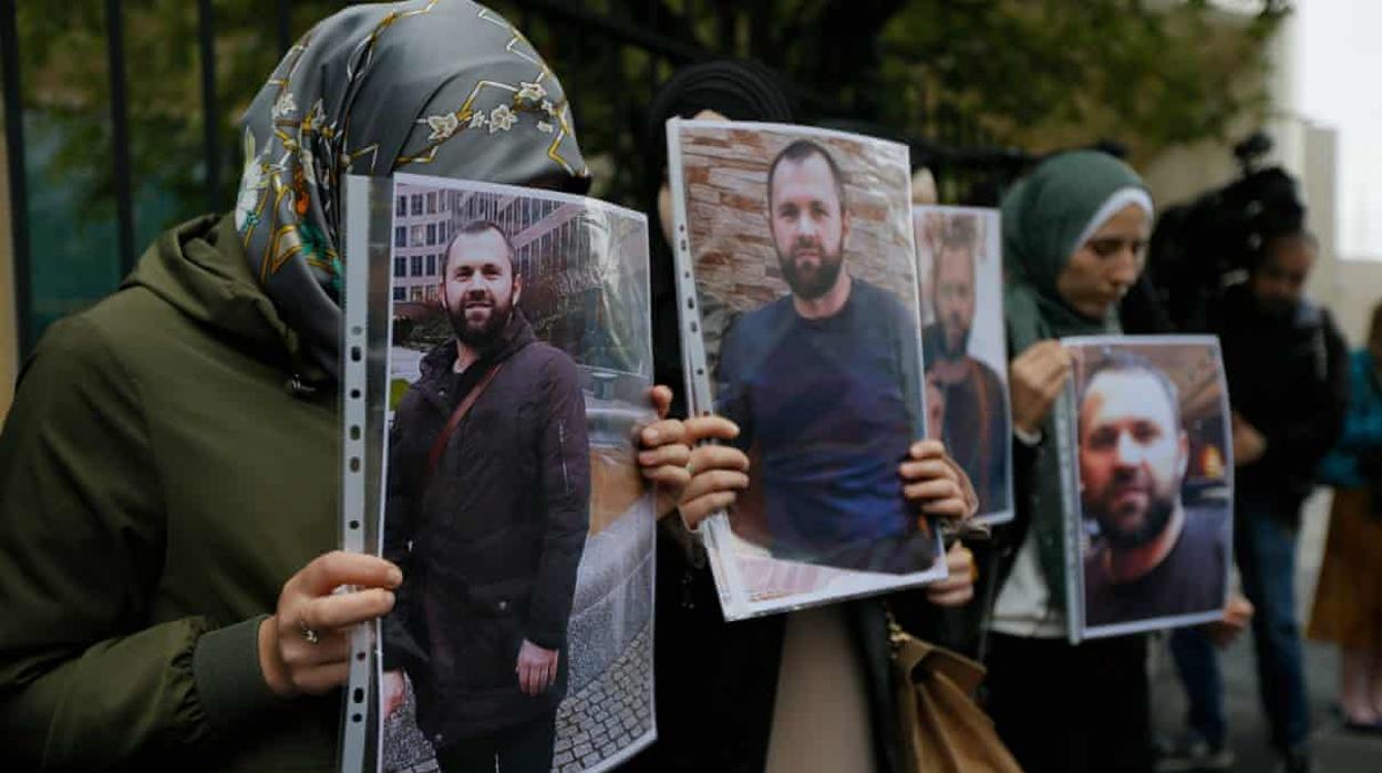 Un grupo de personas sostienen retratos de Tornike K frente a la embajada alemana en Tbilisi en septiembre del año pasado