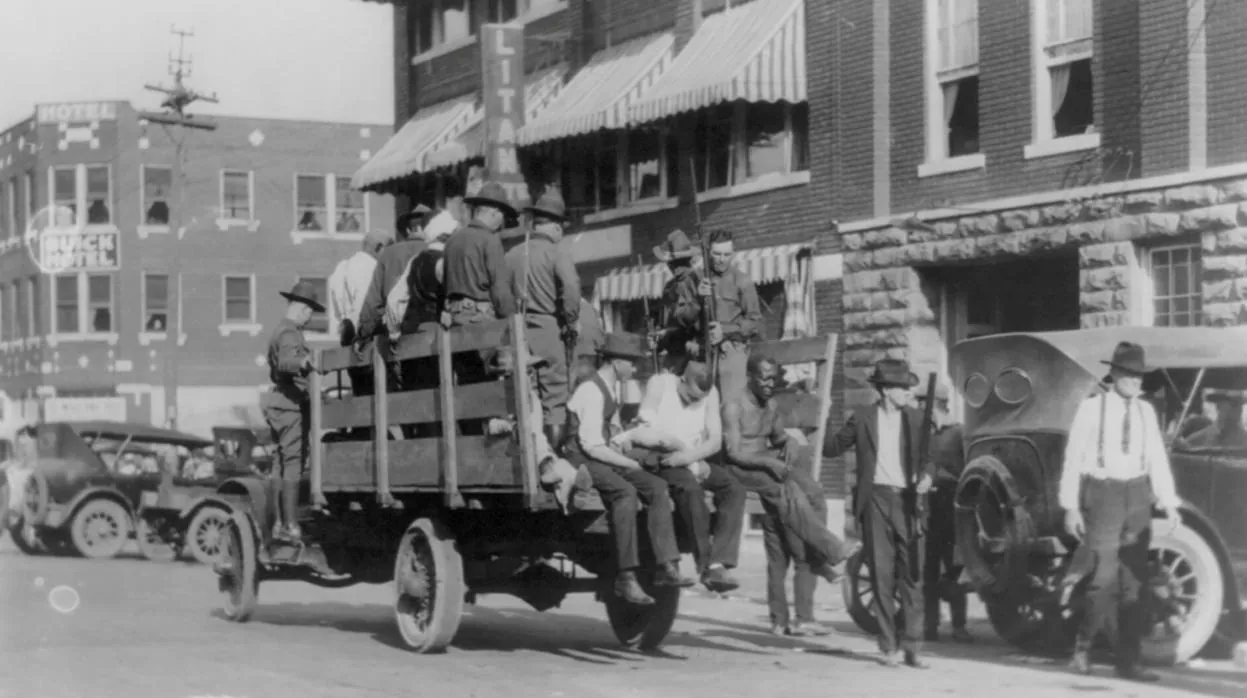 Un camión con soldados y afroamericanos durante los disturbios raciales en Tulsa (Oklahoma) en 1921