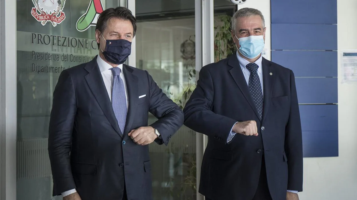 Giuseppe Conte, con el comisionado para la emergencia del coronavirus, Angelo Borrelli