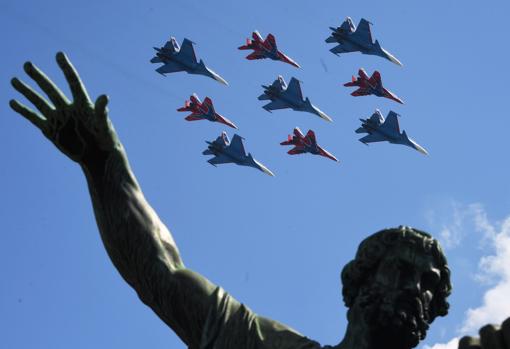 Un grupo de aviones sobrevuelan el cielo de Moscú durante el desfile