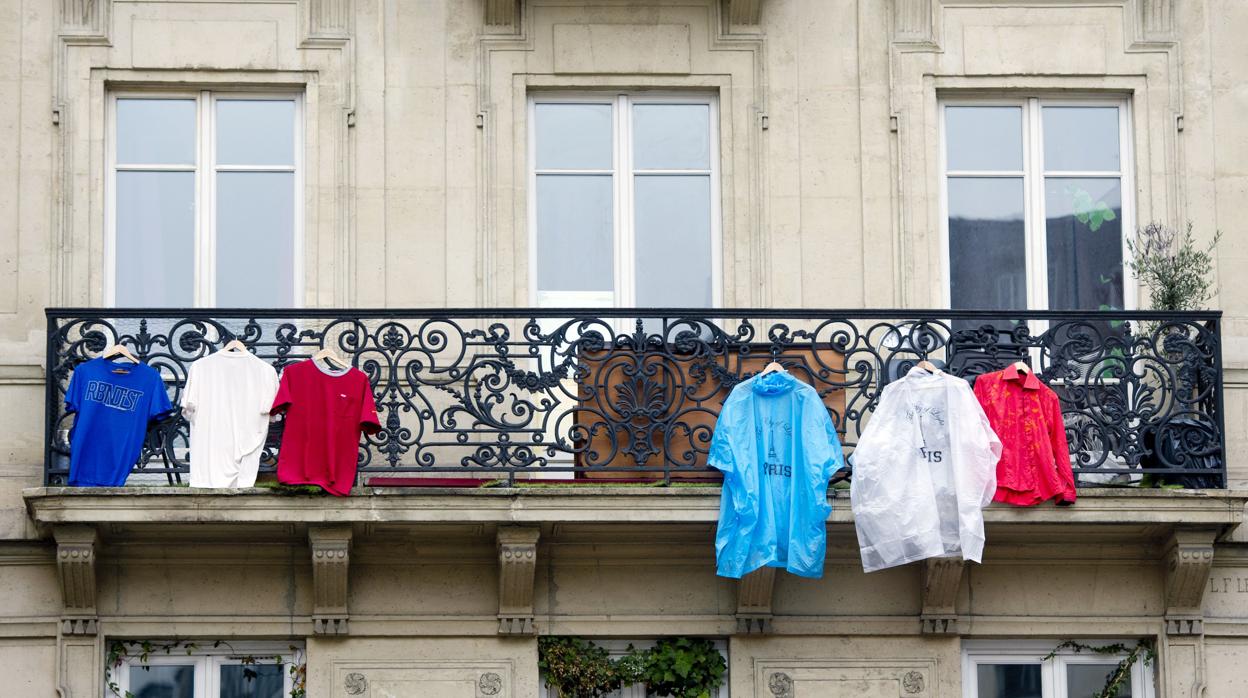 Homenaje a las víctimas de los atentados de París en un balcón