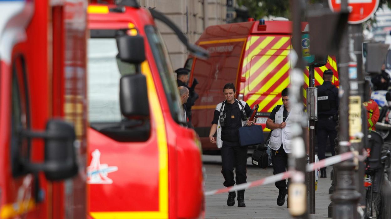 Cordón policial tras el ataque en la Prefectura de París en octubre de 2019