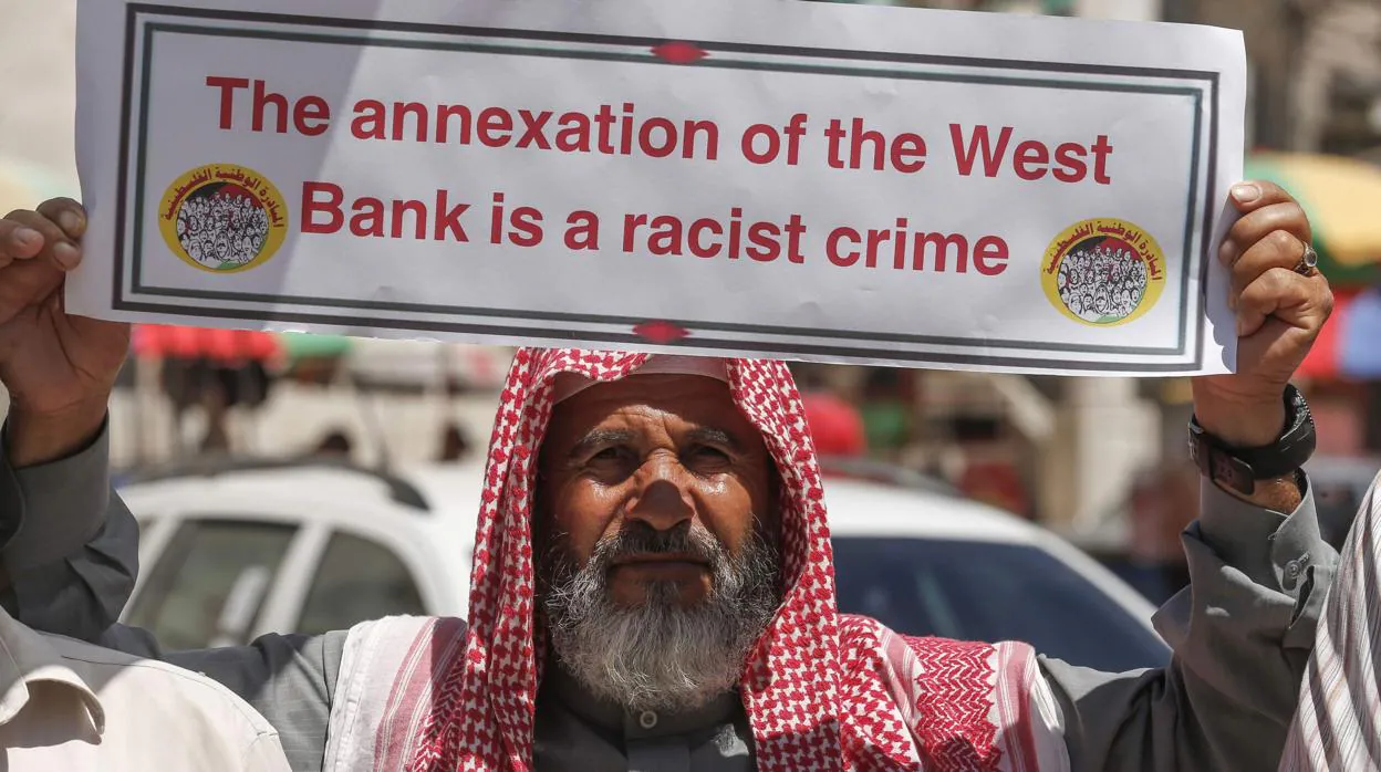 Un palestino protesta contra los planes de anexión de Cisjordania